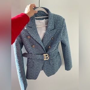 Light blue small woman’s blazer. Got it for my girlfriend but it was too small.